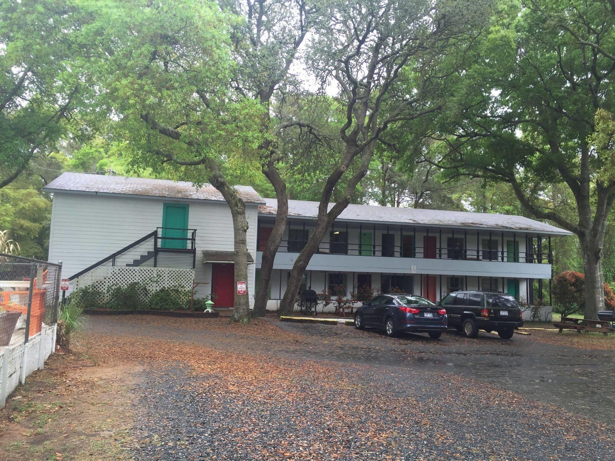 Captain'S Cove Motel Oak Island Exterior foto